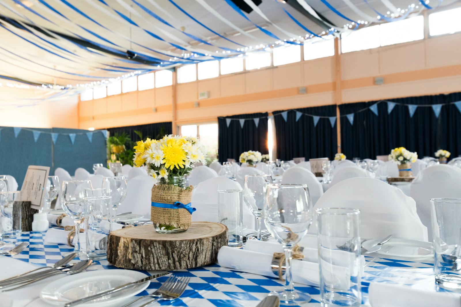 Mesa longa posta para evento